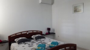 3 chambres, fer et planche à repasser, lit de bébé portatif