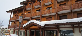 Studio label 2 stars