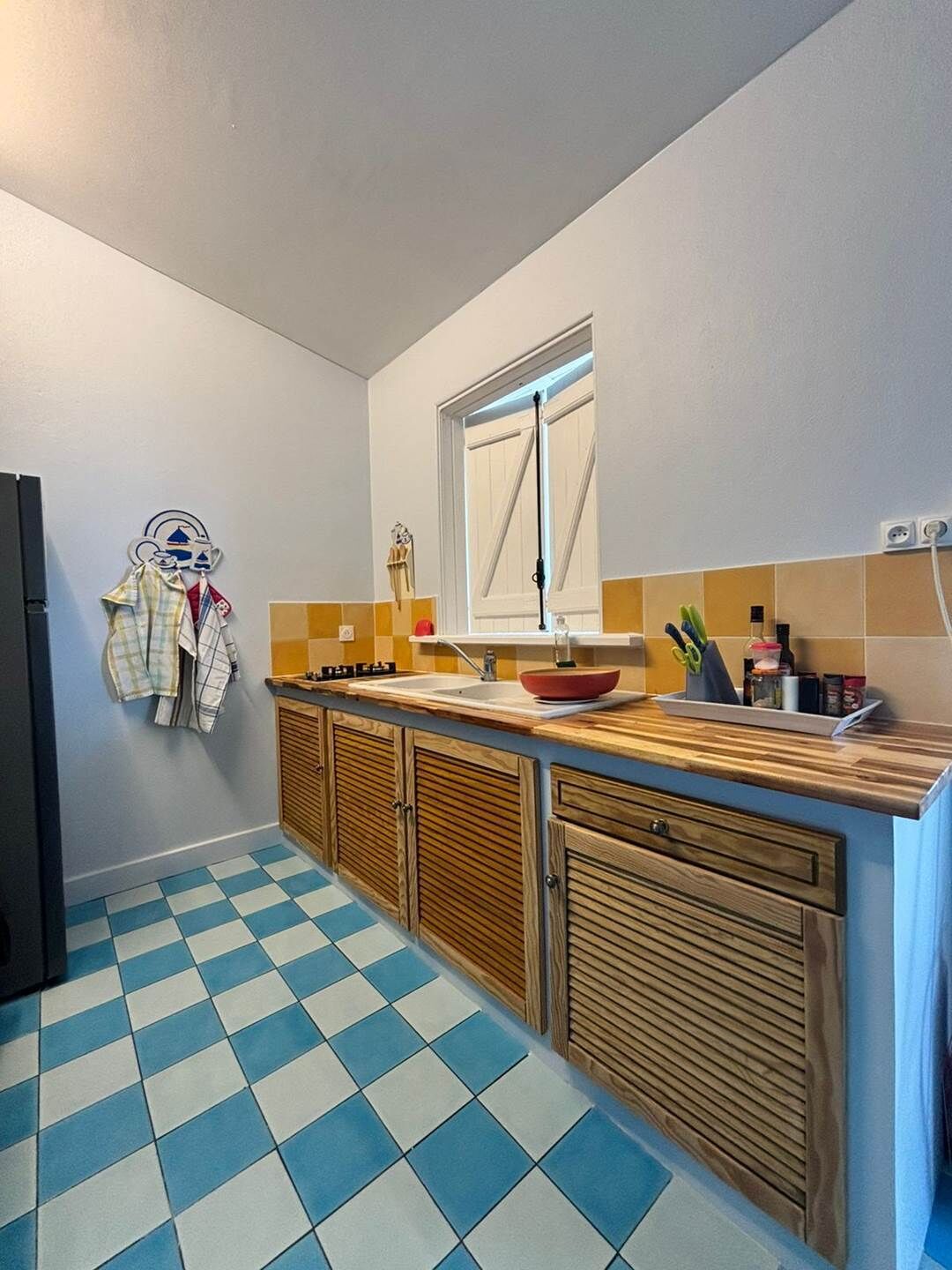 Fridge, microwave, oven, coffee/tea maker