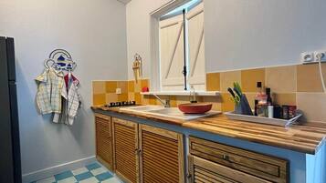 Fridge, microwave, oven, coffee/tea maker