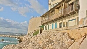 A coastal building with a balcony overlooking the sea. - Seafront Cabanon, Access Private to the Sea, Corniche Malmousque! (Marseille)