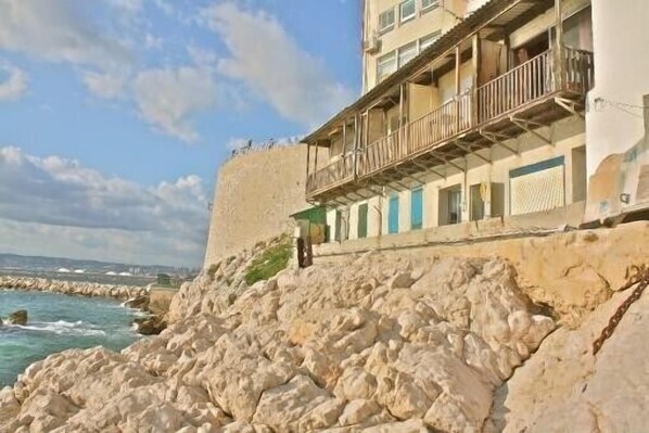 A coastal building with a balcony overlooking the sea. - Seafront Cabanon, Access Private to the Sea, Corniche Malmousque! (Marseille)