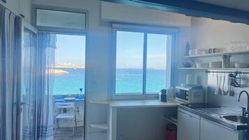 Réfrigérateur, micro-ondes, plaque de cuisson, cafetiÚre/bouilloire