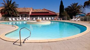 Een buitenzwembad, een verwarmd zwembad