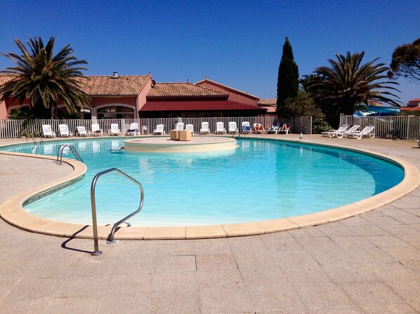 Utendørsbasseng og et oppvarmet basseng