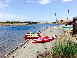 Plage à proximité, chaises longues