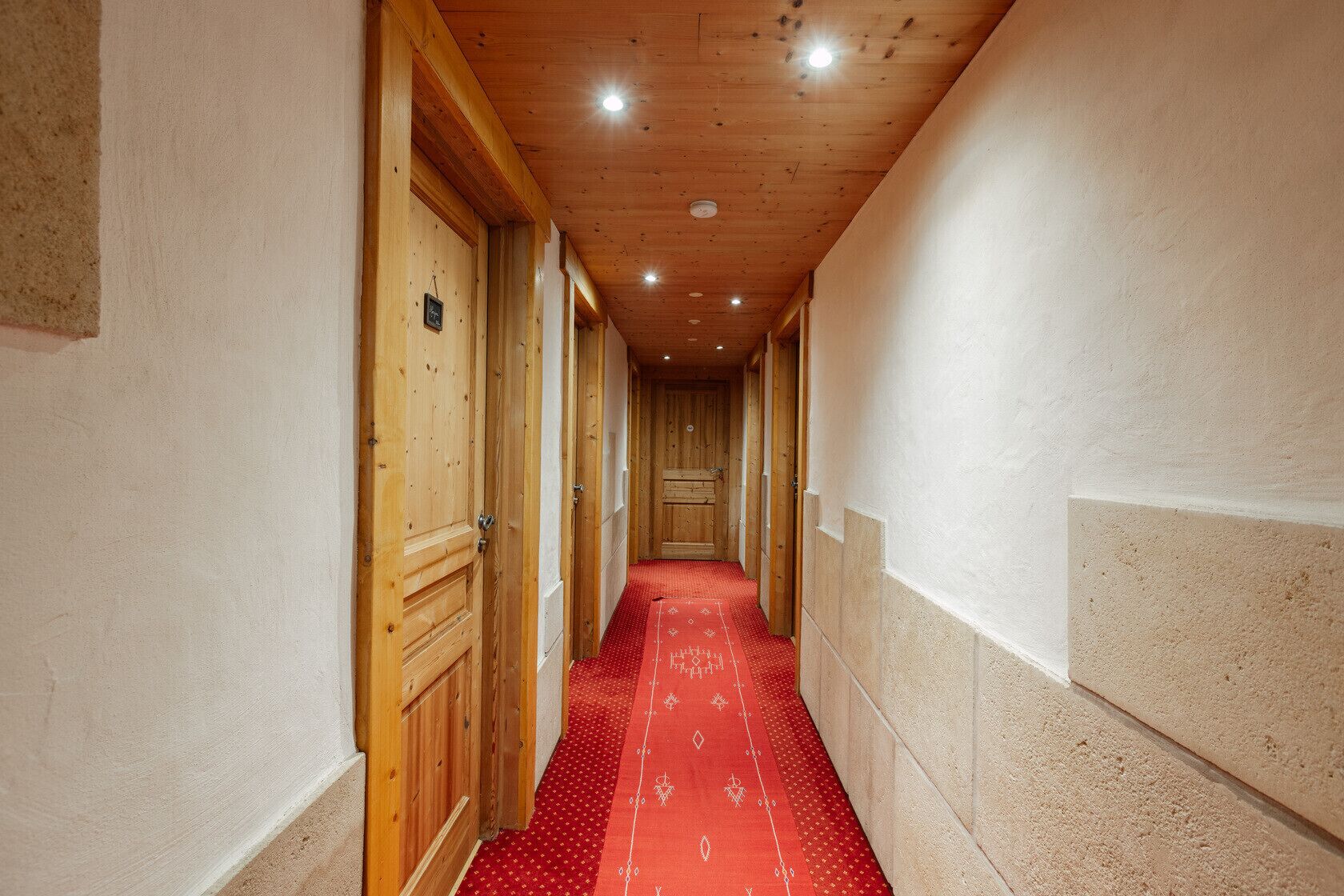 Access corridor to the 6 en-suite bedrooms (Morzine, Les Gets, Montriond, Châtel, Avoriaz and Les Portes du Soleil) in the Ride&Breakfast chalet in Montriond.