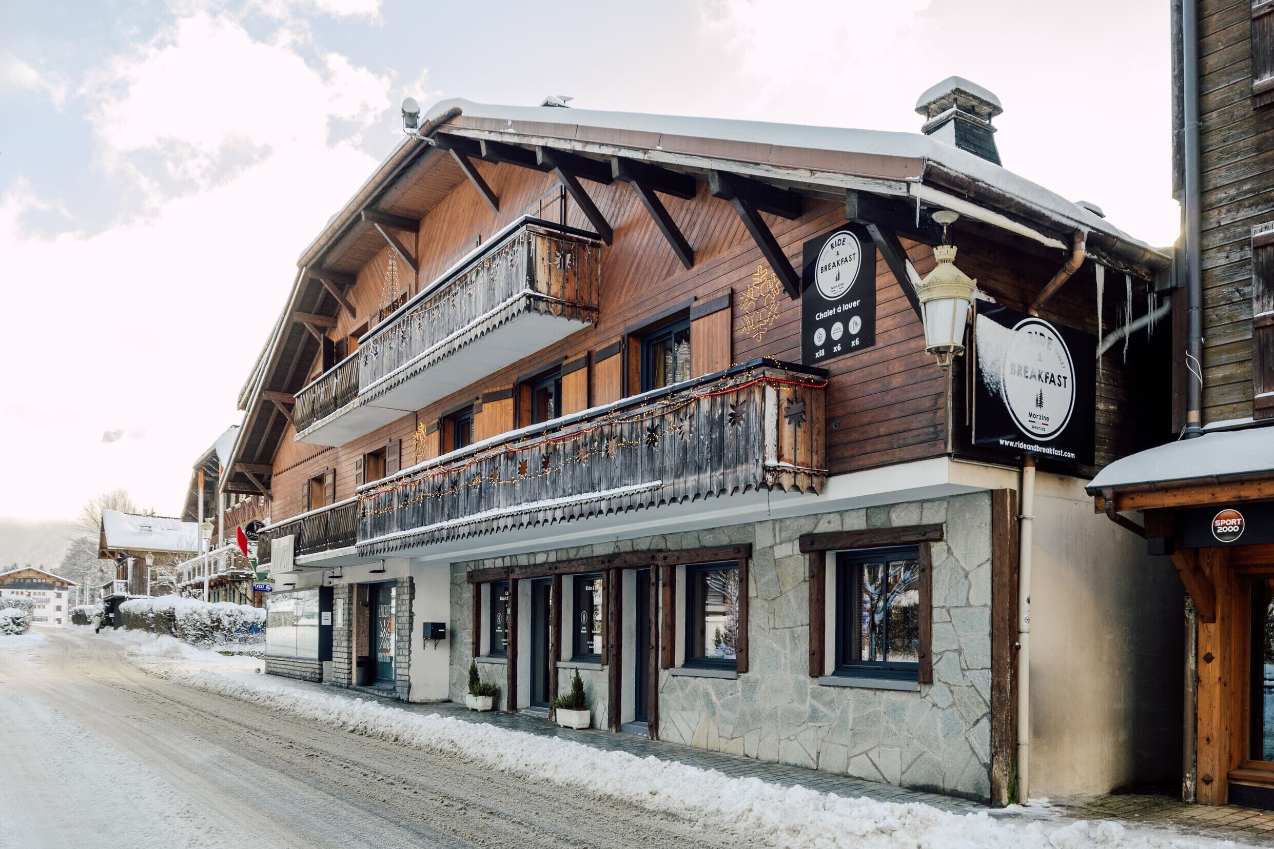 The Ride & Breakfast chalet is perfectly located in the heart of the authentic village of Montriond. It has 6 bedrooms with 6 bathrooms, large communal areas and a garden with table tennis and jacuzzi.