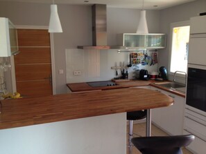 Kjøleskap, mikrobølgeovn, ovn og kokeplater