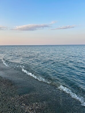 En la playa y camastros 