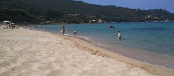 Apt tiene tiuccia hermosa vista brillante, de las montañas y el mar, descanso tranquilidad