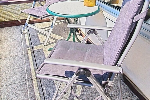 Sonniger Balkon mit Sonnenschirm