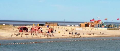 Una spiaggia nelle vicinanze