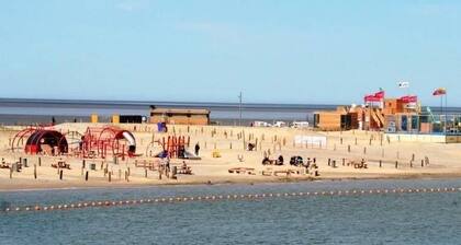 * NEW * 2014 renovated on the sandy beach family lagoon, balcony, free WiFi