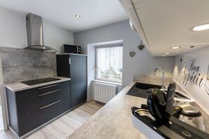 Kühlschrank, Mikrowelle, Ofen, Herdplatte