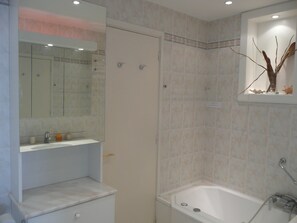 Shower, bidet - Gorgeous apartment facing the sea, islands and esterel (Cannes)