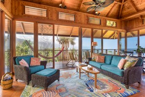 TV, DVD player, livros, biblioteca musical