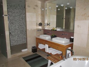 Badewanne, Haartrockner, Handtücher, Seife