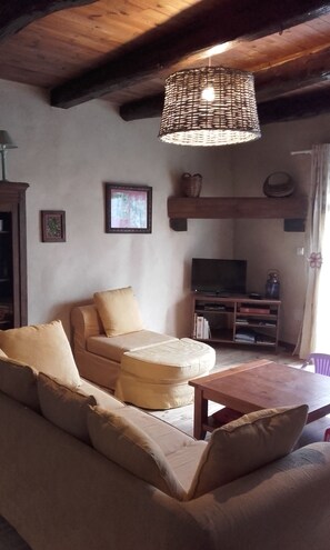 TV, peis, DVD-spiller og bøker