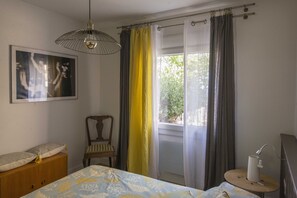 3 Schlafzimmer, Schreibtisch, Bügeleisen/Bügelbrett, Reisekinderbett