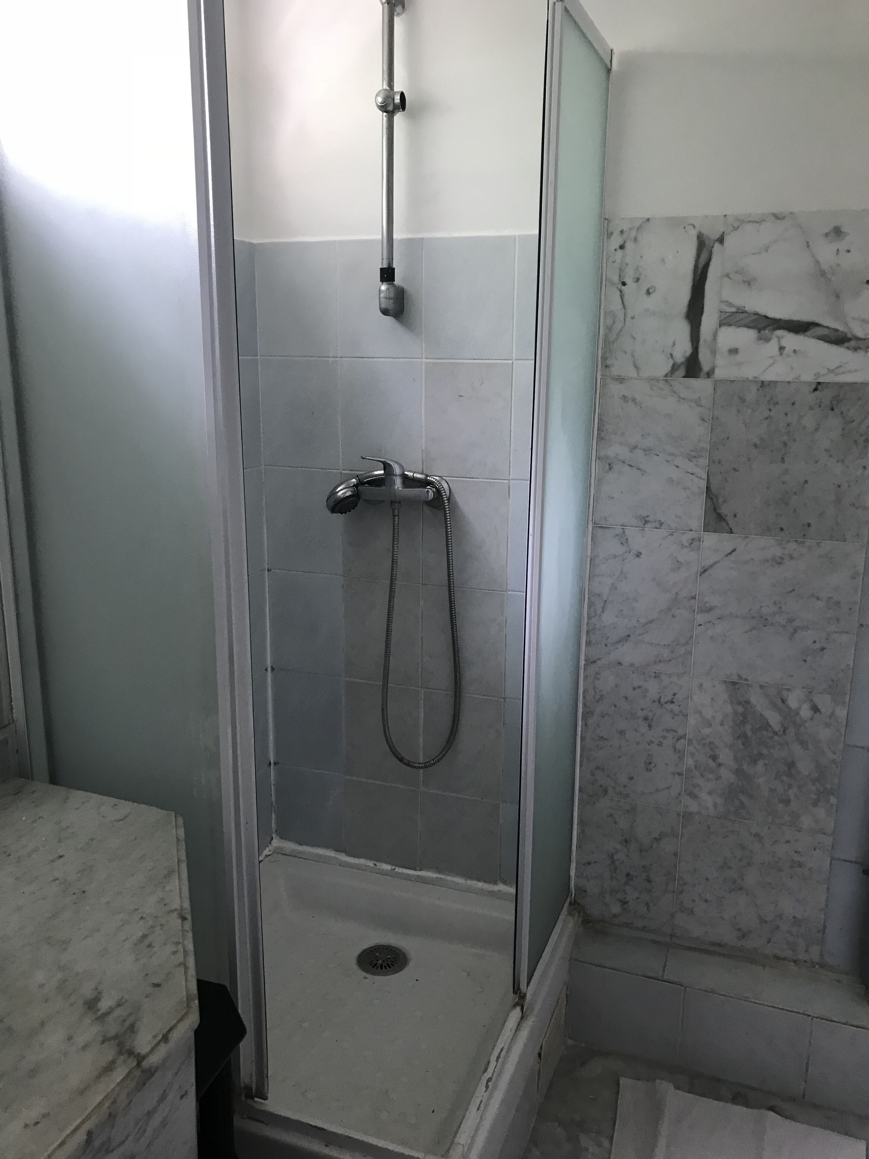 Un bagno con una vasca, una doccia e un water.
