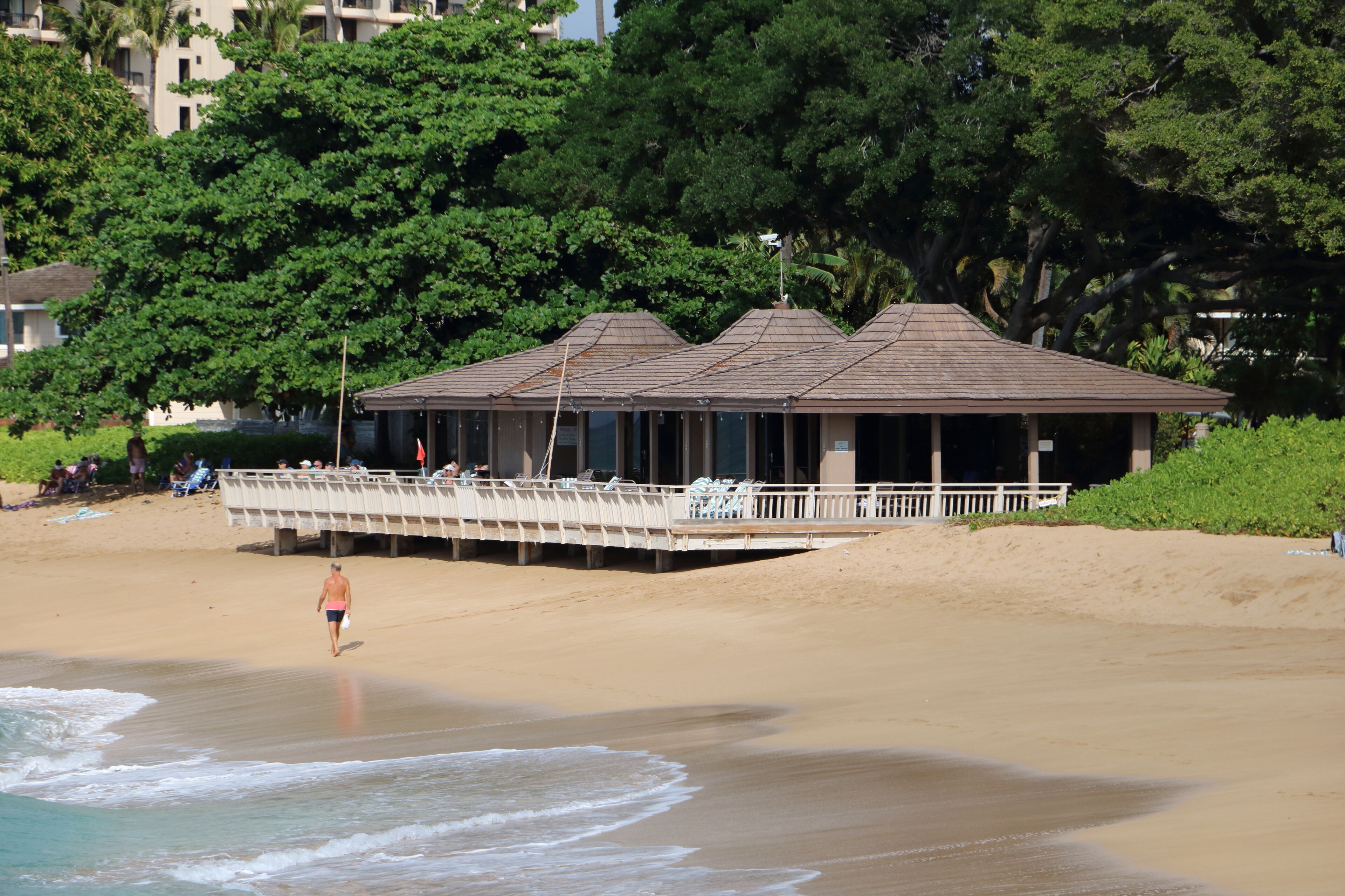 Una playa cerca, sillas reclinables de playa, toallas de playa