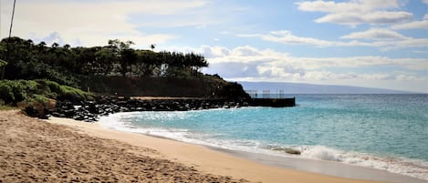 Beach nearby, sun-loungers, beach towels