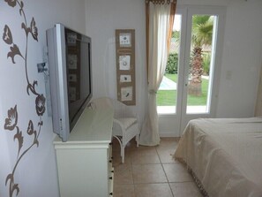 3 dormitorios, tabla de planchar con plancha, cuna de viaje