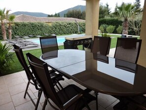 Outdoor dining - Charming villa with heated pool in quiet, 6/8 people, Gulf of St Tropez (Le Plan-De-La-Tour)