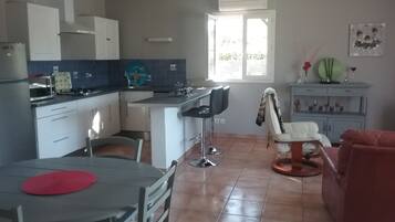 Geladeira, micro-ondas, fogão, cooktop