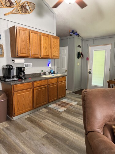 Cozy 2BR Retreat Near Hurley-Ironwood – Trails, Skiing, Snomobiling