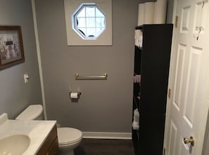 Kombinert dusj/badekar, hårføner, håndklær og toalettpapir