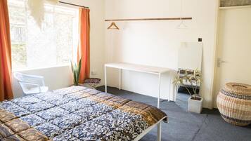 1 camera, una scrivania, Wi-Fi