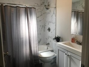 Hair dryer, towels, toilet paper - 20 mins away from ski resorts. 3 bedroom 1 bath completely remodeled Home!! (Sandy)