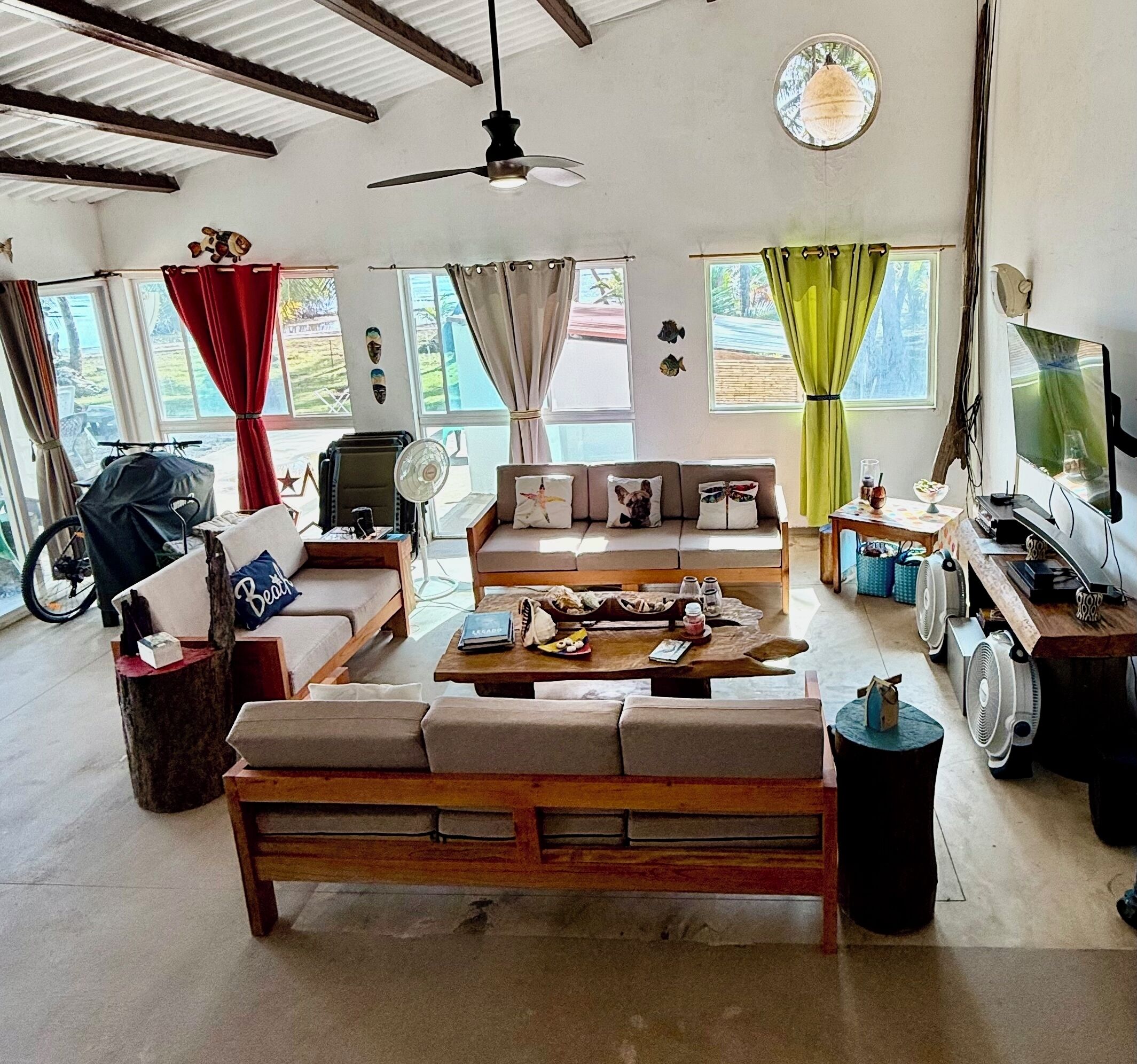 TV connectée, cheminée, livres, vidéothèque