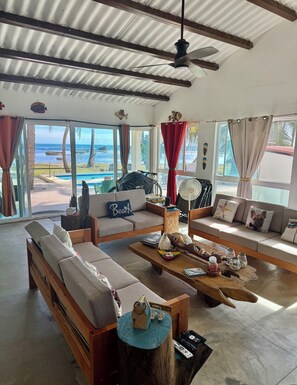 Smart TV, fireplace, books, video library - Caribbean Haven Of Nature 'Preci Beach' (Nombre de Dios)