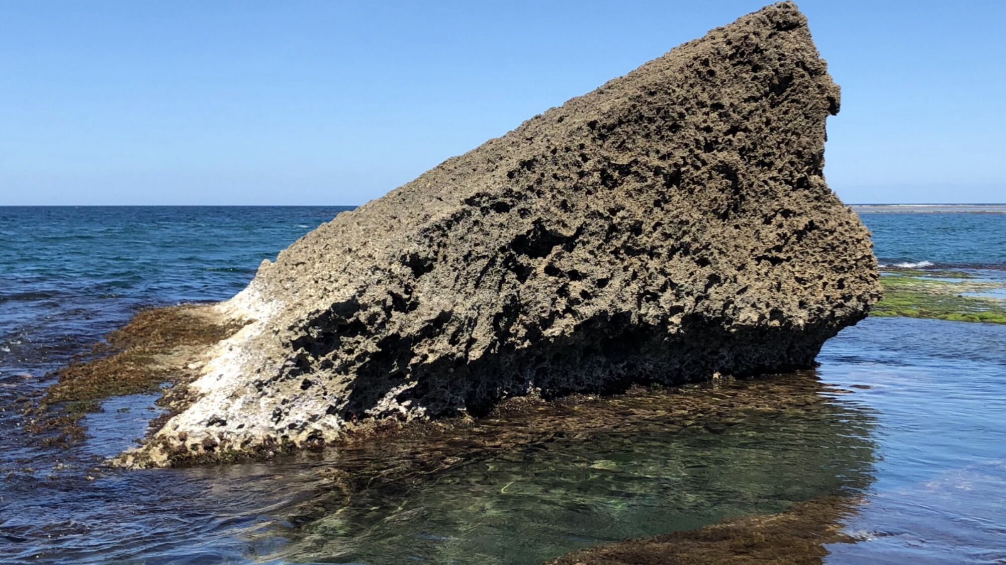 在海滩、沙滩椅、沙滩毛巾