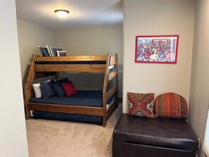 3 bedrooms, iron/ironing board, WiFi, bed sheets - Red Poppy- Beautiful home 3 blocks from Elk Ave (Crested Butte)