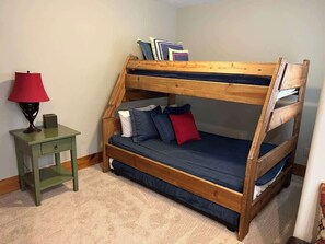 3 chambres, fer et planche à repasser, Wi-Fi, draps fournis