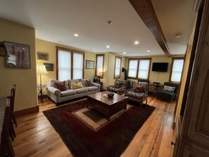 Een televisie en een open haard