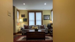 A living room with a sofa, coffee table, and a rug. - Red Poppy- Beautiful home 3 blocks from Elk Ave (Crested Butte)
