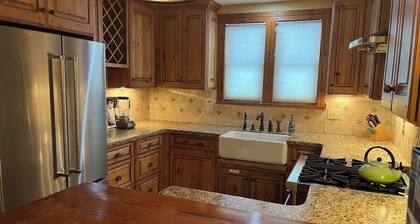 Red Poppy- Beautiful home 3 blocks from Elk Ave