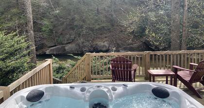 Aito hirsimökki, 21 hehtaaria, kiirehtivä taimenvirta, poreallas, WiFi