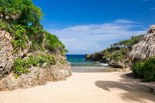 L'alize: Private in West Bay, For 2 or 10, Pool, Kayaks, Private beach, extras