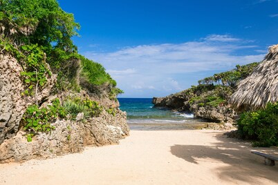 L'alize: Private in West Bay, For 2 or 10, Pool, Kayaks, Private beach, extras