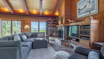 Televisio, takka, DVD-soitin, kirjoja