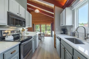 Refrigerador, microondas, horno y parrilla de estufa