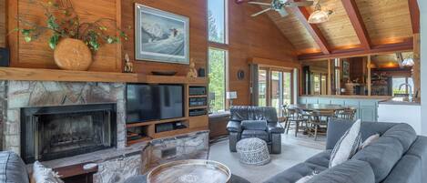 Televisor, llar de foc, reproductor de DVD i llibres