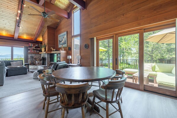 Televisión, chimenea, reproductor de DVD y libros