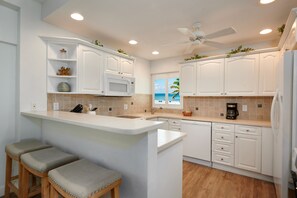 Fridge, microwave, oven, stovetop - Prime Beachfront with Views, Views, Views! (Siesta Key)